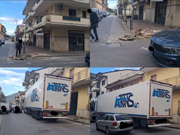 Camion centra balcone al confine tra 2 comuni: paura in strada
