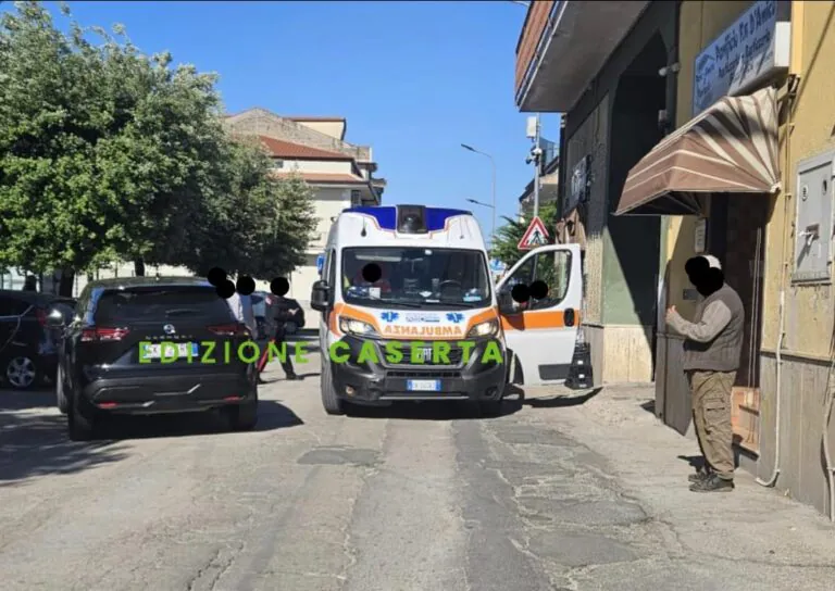 Cade nella frazione e si sente male, arriva ambulanza