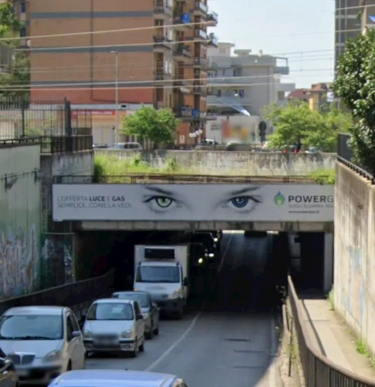 Mezzo pesante resta incastrato nel sottopasso: disagi alla circolazione