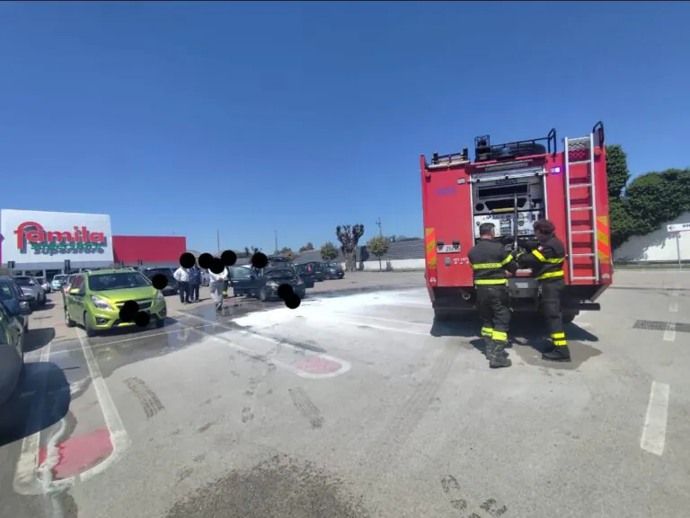 Auto a fuoco all’improvviso, paura nel parcheggio del supermercato