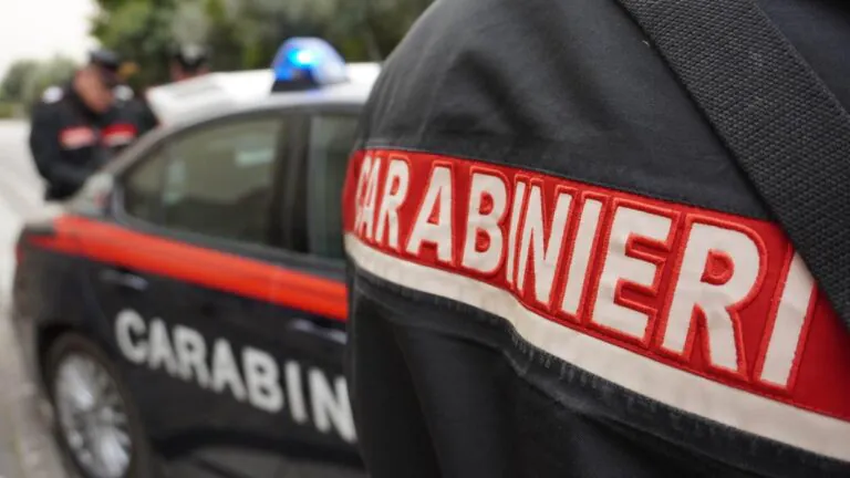 Blitz mentre mezzo scarica veleni, 5 nei guai