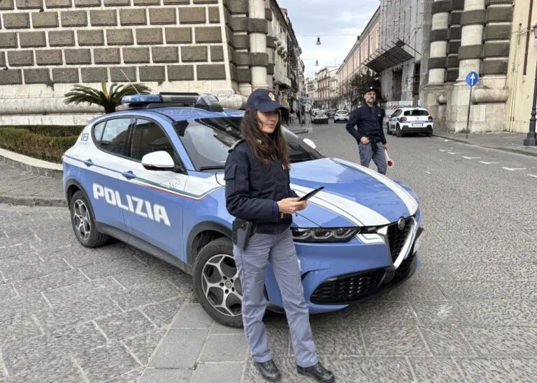 Zeppo di precedenti molesta i clienti del negozio
