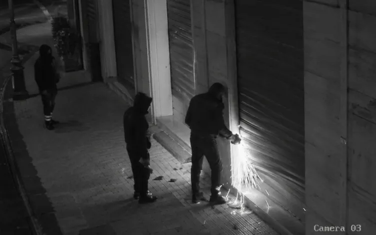 Banda del flex fa il colpaccio, svaligiata pelletteria