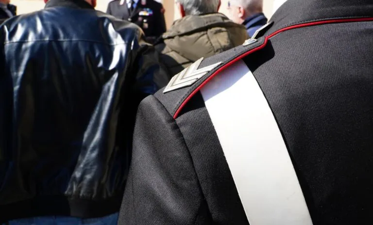 Truffa del finto nipote, si fanno dare soldi e oro e scappano in autostrada: 2 nei guai