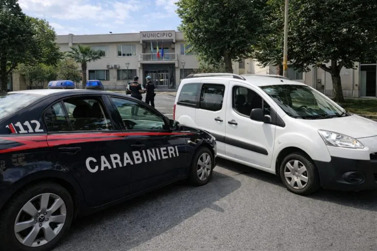 Il furgone dell’assessore in sosta vietata e senza assicurazione davanti al Municipio