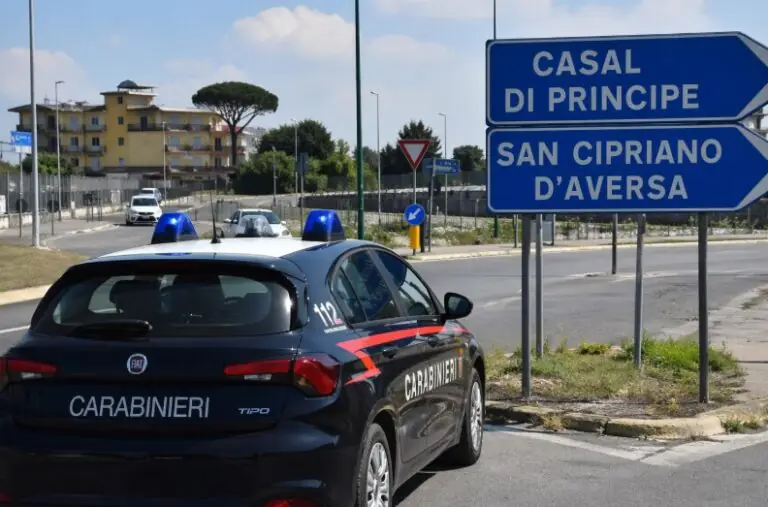 Paura e urla davanti al supermercato, arrivano i carabinieri