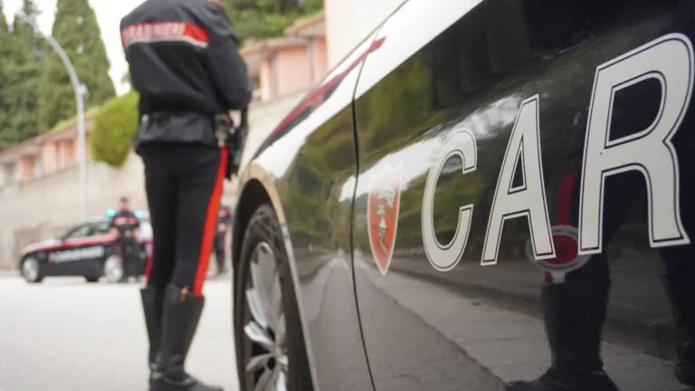Scappa all’alt, arrestato dopo folle inseguimento. In casa i carabinieri trovano targhe clonate