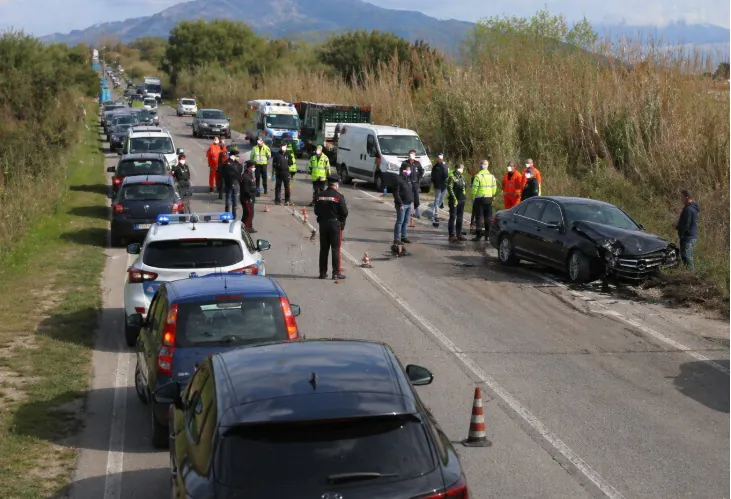 Schianto sulla strada del mare, feriti e traffico in tilt
