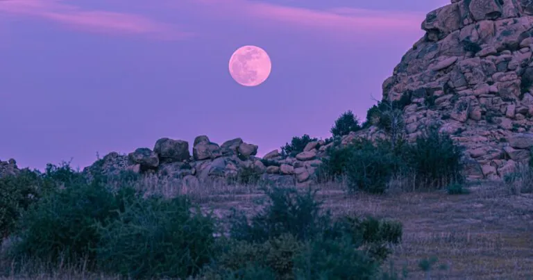Domani ci sarà la Luna rosa: a che ora si vede