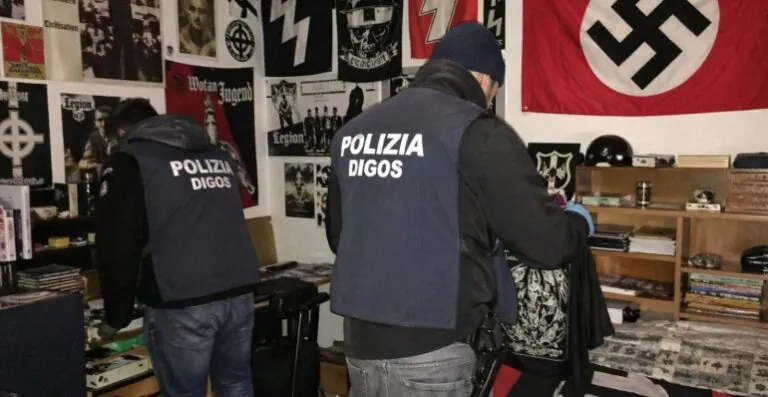 Razzismo e minaccia armata nelle chat, perquisizioni per 3 giovani