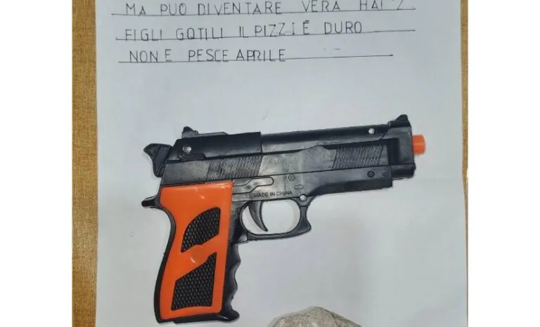 Avvertimento con pistola a titolare di bus: “Può diventare vera…”