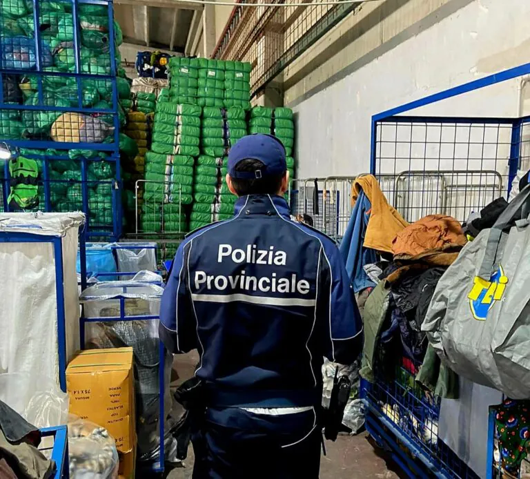 Blitz in due aziende tessili, titolari nei guai