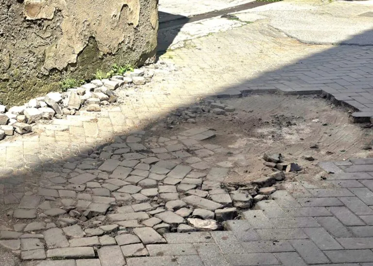 Strade del centro storico ridotte a un colabrodo