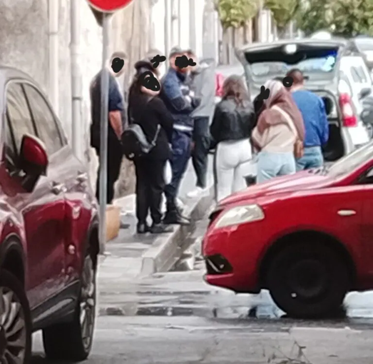 Abbandona cane ferito in una scatola, orrore in strada