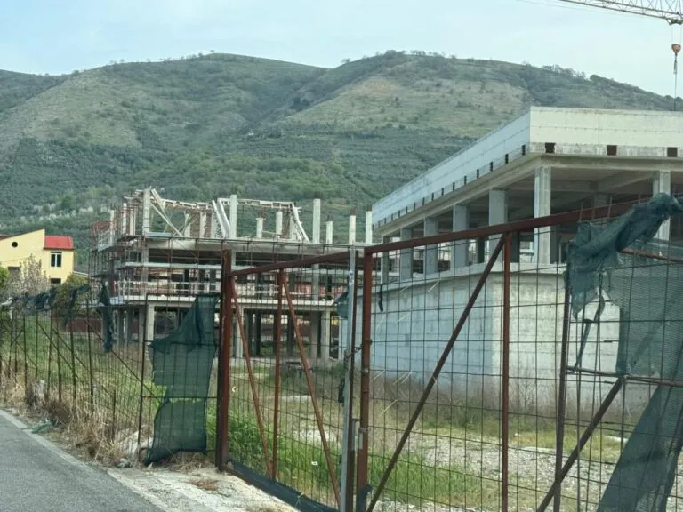 “L’altra scelta”: “Liquidata ditta per il nuovo polo scolastico, finito il tempo degli interessi dei pochi”