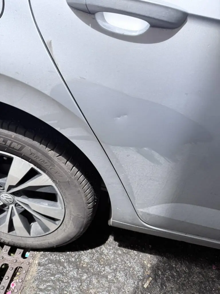 Lancia pietre contro le auto in corsa e le insegue: emergenza nella valle