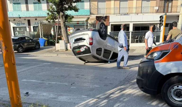 Auto si ribalta dopo impatto all’incrocio, donna ferita