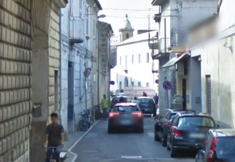 Si schianta contro auto in sosta, paura fuori scuola