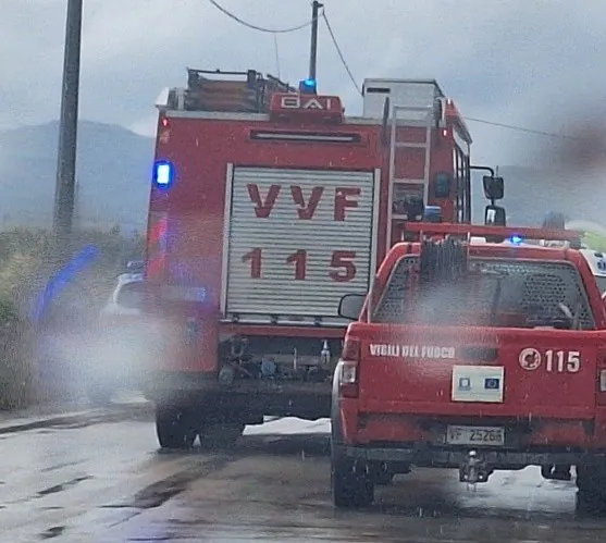 Auto sbanda e si ribalta, paura nei pressi del cimitero