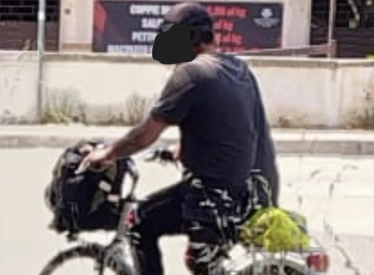 Entra nei garage per “ispezionarli”: è emergenza