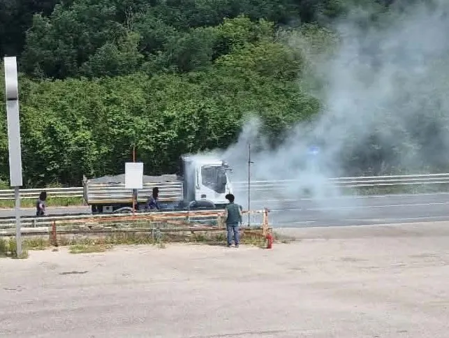 Fumo fuoriesce da camion in corsa, paura sulla Statale