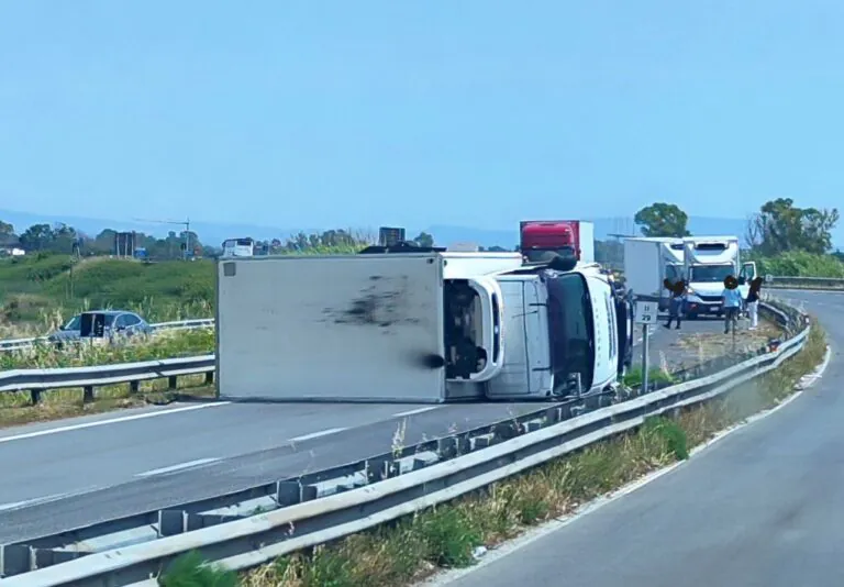 Camion sbanda e si ribalta sulla Statale. Traffico in tilt