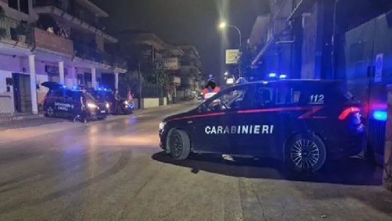 Si barricano in auto dopo essere fuggiti e aver tamponato