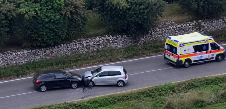 Brutto incidente al confine tra 2 comuni, paura per i coinvolti