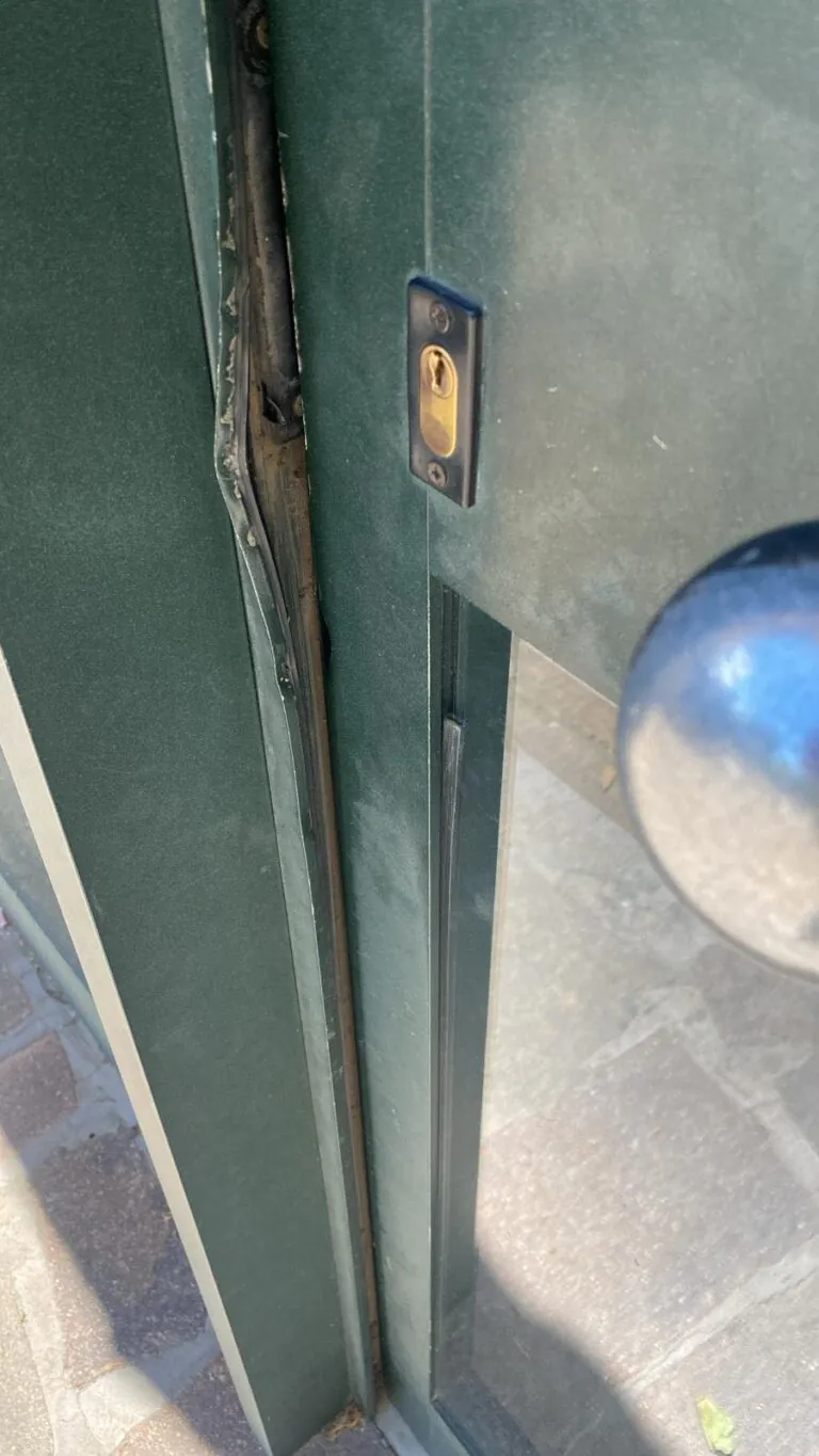 Raid nei pressi del comune, banda tenta assalto in casa
