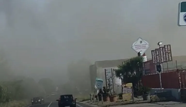 Maxi rogo nella zona industriale, nube di fumo “invade” la città