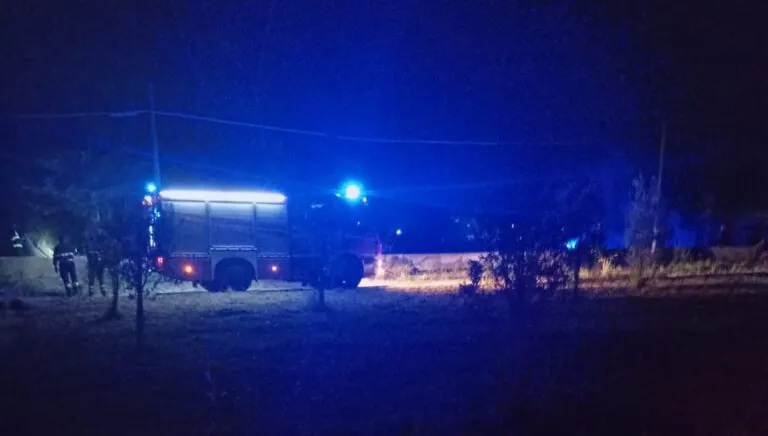 Scoppia rogo nella notte, arrivano i pompieri