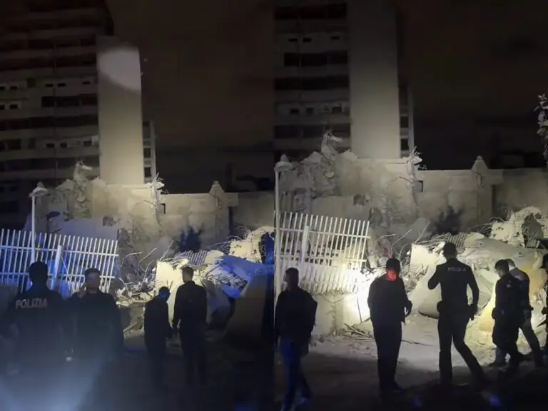 Crolla parte della Vela Rossa a Scampia: nube di polvere e panico nel quartiere