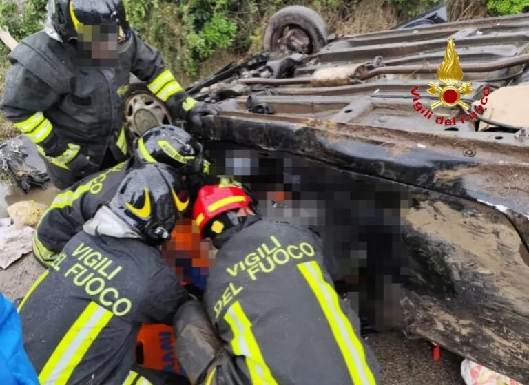 Si ribalta sulla Provinciale, 60enne estratta dalle lamiere