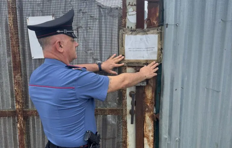Militari sequestrano area di 2mila metri quadrati, 3 finiscono nei guai