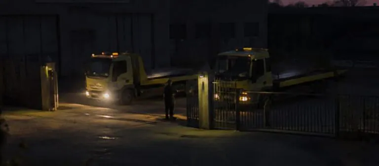 Raid all’alba nell’azienda, banda fa “sparire” 2 carroattrezzi