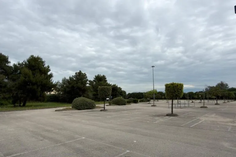 Parcheggio del centro commerciale diventa area per rapporti proibiti, agenti in incognito ne beccano 6