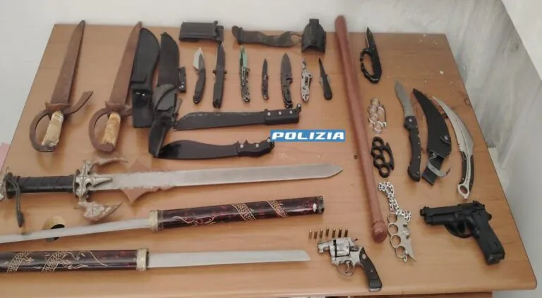 Vanno a sgomberare bene confiscato al clan e ci trovano un arsenale