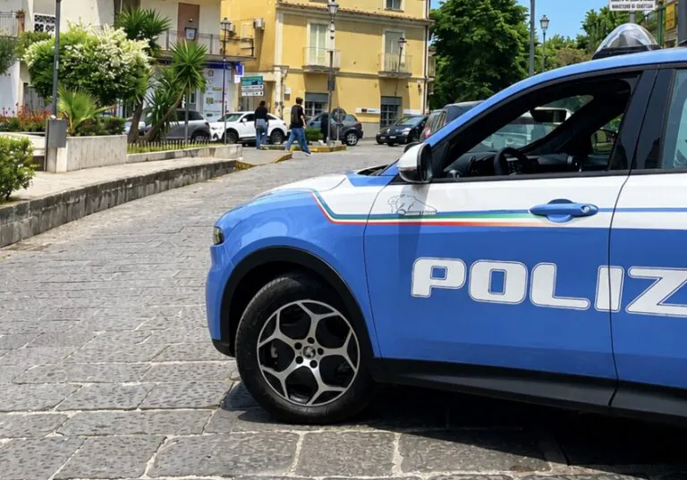 Nasconde coca tra sterpaglie, giovane fermato da polizia