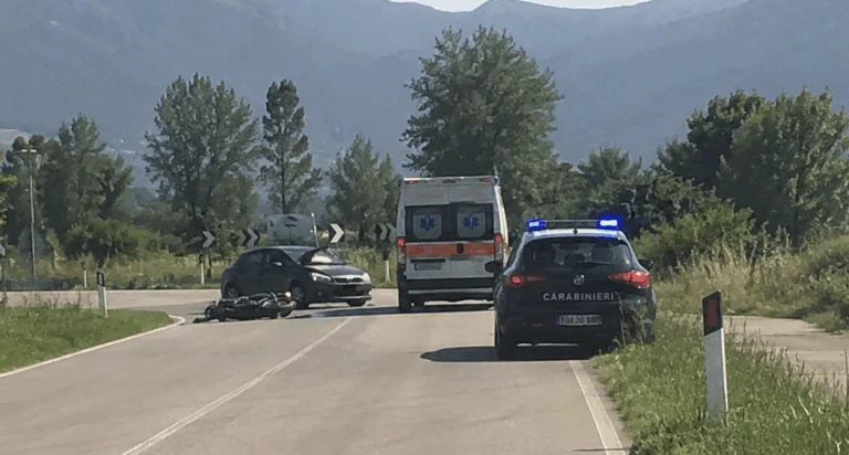 Auto contro moto sulla Provinciale, centauro resta a terra