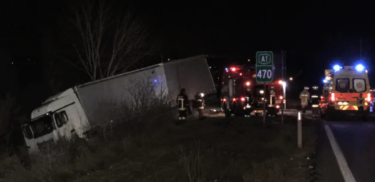 Camion si schianta in una cunetta, muore conducente. Dramma sull’A1