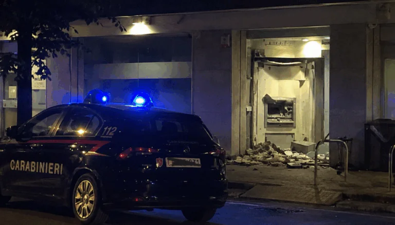 Assalto alla banca, banda fa esplodere sportello