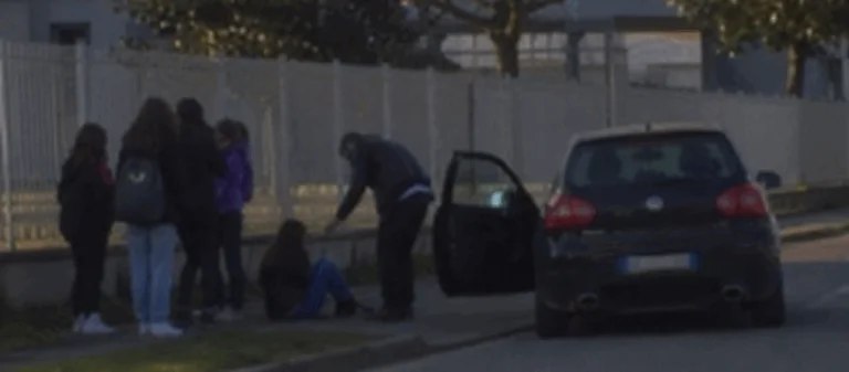 Ragazzina si lancia tra le auto per sfuggire a delle bulle, paura fuori scuola