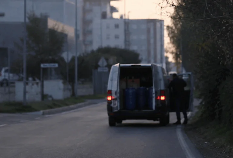 Rubano furgone carico di bombole di gas durante consegna