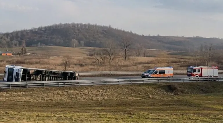 Camion si ribalta dopo Impatto choc sulla Statale. Ci sono feriti