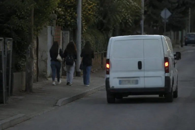 Su un furgone avvicina ragazzine e mostra video osceni, allarme in città
