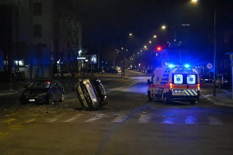 Auto si ribalta dopo scontro, 2 giovani in ospedale
