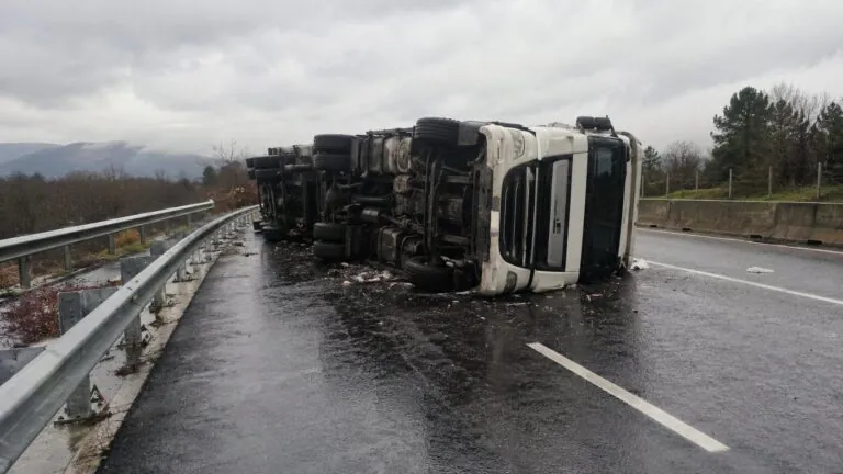 Tir sbanda e si ribalta, choc sull’A1