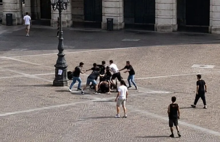 Rissa in piazza finisce a bottigliate, paura tra i residenti