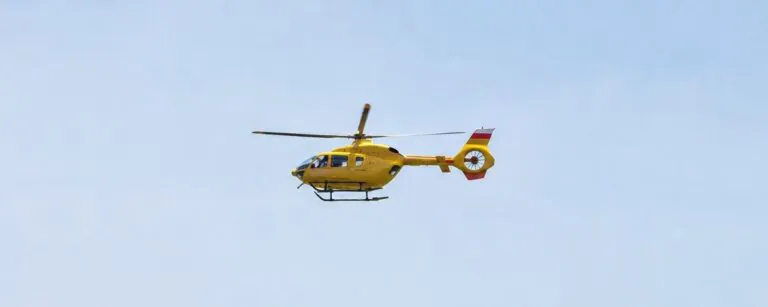 Si ribalta col trattore e resta bloccato in collina, interviene elisoccorso