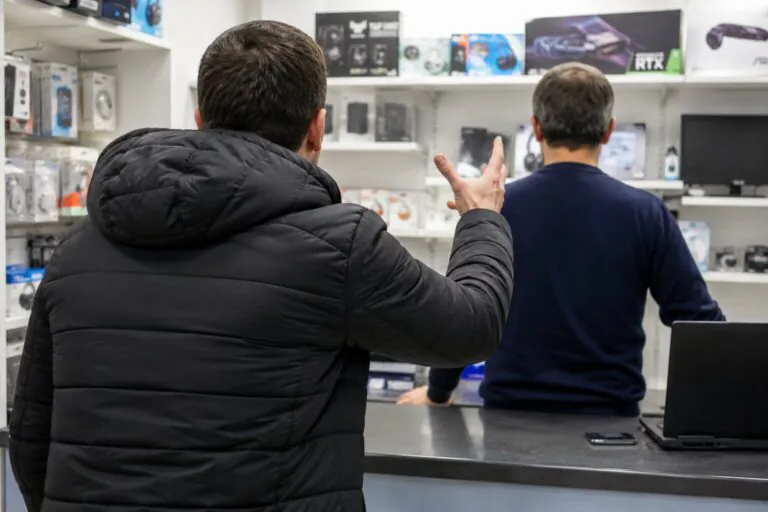 Va in un negozio e aggredisce il proprietario, paura in centro